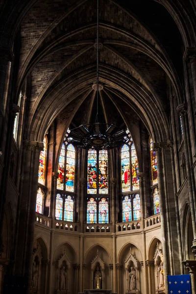 法国波尔多圣路易斯教堂的拱顶和内部祭坛 — 图库照片