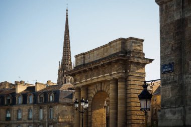 Porte de Bourgogne ve Saint-Michel kulesi Fransa 'nın Bordeaux kentindeki Quai Richelieu' nun arka planında.
