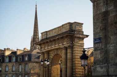 Bordeaux, Fransa 'daki Quai Richelieu' den Porte de Bourgogne ve Saint-Michel kulesine yakın çekim