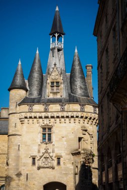Bordeaux, Fransa 'daki kapı ve büyük çan kulesi