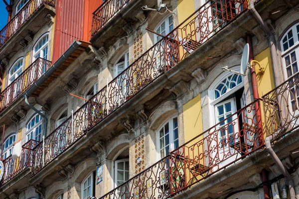 Portekiz, Porto 'daki Douro Nehri boyunca tipik renkli apartman binası.