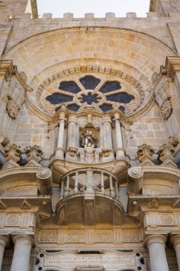 Porto katedralinin dış cephesinin ayrıntıları Portekiz girişinden görüldü.
