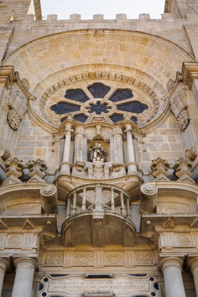 Porto katedralinin dış cephesinin ayrıntıları Portekiz girişinden görüldü.