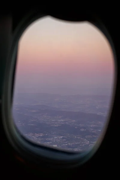 ポルトガルのポルトで離陸する飛行機のポータルを通して日没 — ストック写真