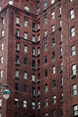 New York sokaklarının tipik kırmızı tuğla binası, New York