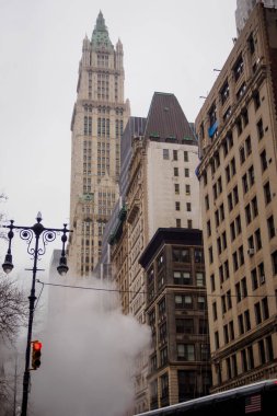 New York sokaklarının tipik atmosferi Kışın gri havada, NYC