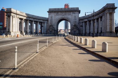 New York, New York 'ta güneşli bir günde Manhattan Köprüsü Kemeri ve Colonnade