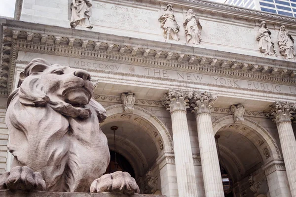 Statua Del Leone All Ingresso Della New York Public Library — Foto Stock