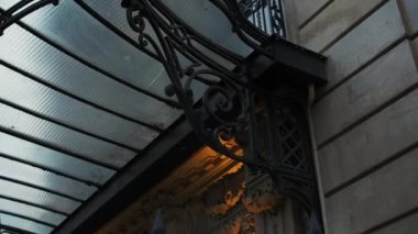 Paris, Fransa 'da güzel bir Paris binasının görkemli girişi
