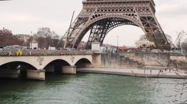 Paris, Fransa 'daki Eyfel Kulesi' nin eteğinde.