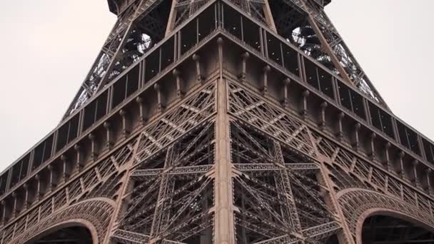 Close Verticaal Panorama Van Eiffeltoren Parijs Frankrijk — Stockvideo