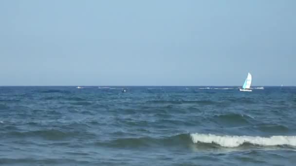 Petit Bateau Plaisance Sur Mer Agitée Dans Sud France — Video