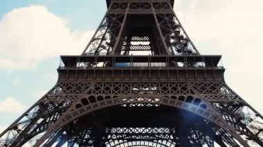 Paris, Fransa 'da güneşli mavi gökyüzünün yanındaki Eyfel Kulesi