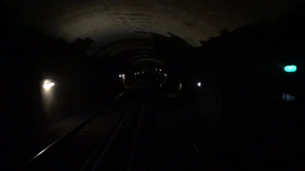 Temném Tunelu Francouzského Metra — Stock video