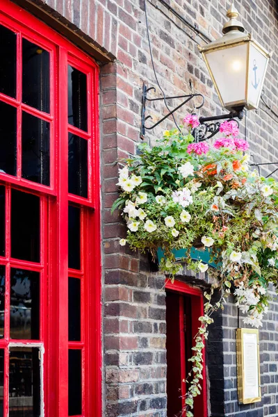 Fachada Flores Clásicas Pub Londinense Reino Unido — Foto de Stock