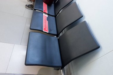 Kırmızı ve beyaz bir arabaya yaklaş.