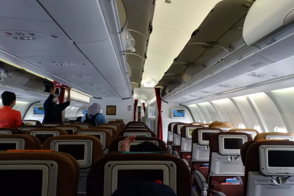 Bir yolcu uçağının içi.