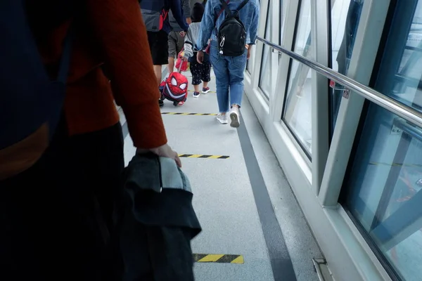 Elinde kahve poşeti olan takım elbiseli bir adam.