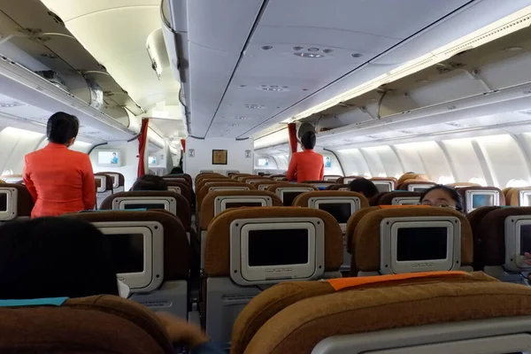 Bir yolcu uçağının içi.