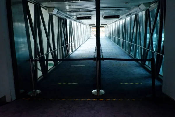 Modern bir binanın içinde.