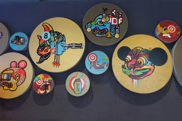 Farklı renklerde renkli seramik tabak