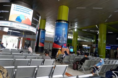 Modern bir havaalanının içinde.