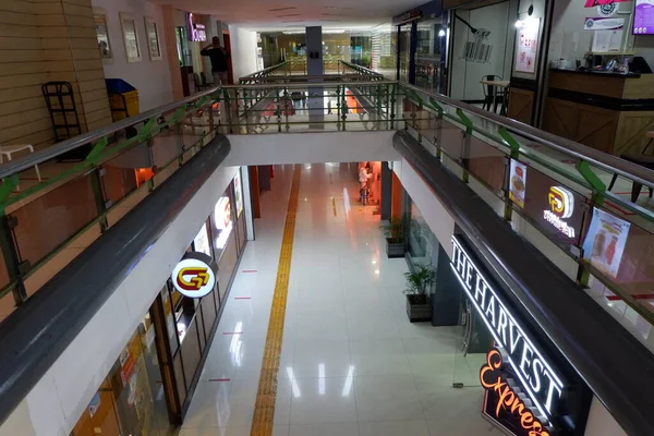 Modern bir otelin içinde.