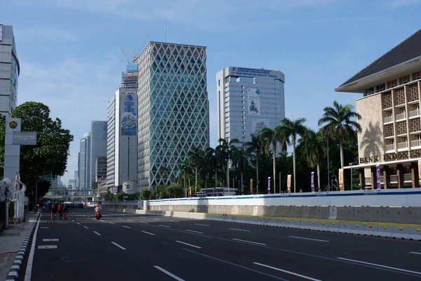 Şehir merkezindeki modern şehir binaları