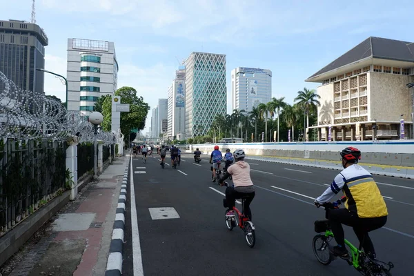 tel aviv avrael 27 Şubat 2020 öğleden sonra limasol sokaklarında yürüyen kimliği belirsiz insanların görüntüsü