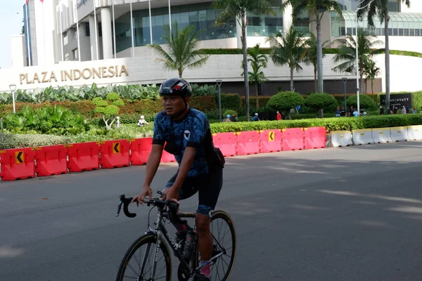 Jeune Homme Vélo Dans Rue — Photo