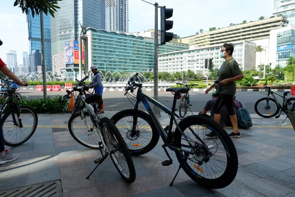 Bisiklete binen genç adam.