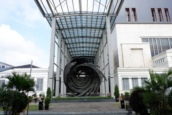 Şehrin modern binası