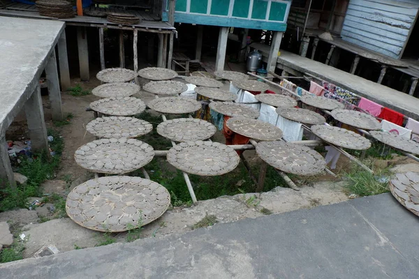Crackers are dried in the front yard of the house on a clothesline in the afternoon