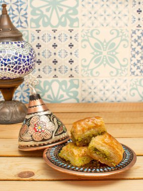 Geleneksel Türk tatlısının kapanışı - baklava (bu tür bir baklava olan Fistikli baklava). Ramazan ayının en popüleri (Türkçe: Ramazan bayrami). Yan görünüm.