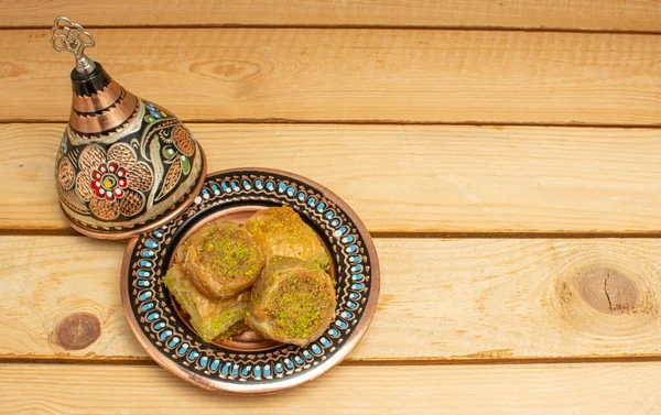 伝統的なトルコのデザート バクラバ この種のバクラバはサライ サルマと呼ばれます の閉鎖 ラマダーン月 トルコ語 Ramazan Bayrami で最も人気がある — ストック写真