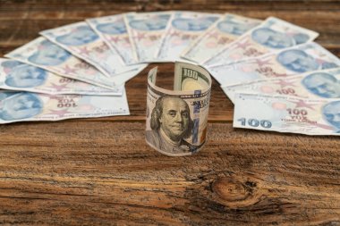 100 dolarlık banknota karşılık bir sürü Türk lirası. Türk ekonomisi, döviz kuru, borsa, finans haberleri kavramı.