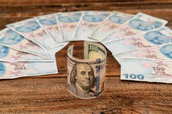 Viele Türkische Lira Banknoten Gegen Hundert Dollar Scheine Türkische Wirtschaft — Stockfoto