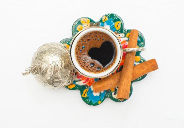 白い背景の上から見える金属製のカップの泡から心を持つ伝統的なトルコのコーヒー — ストック写真