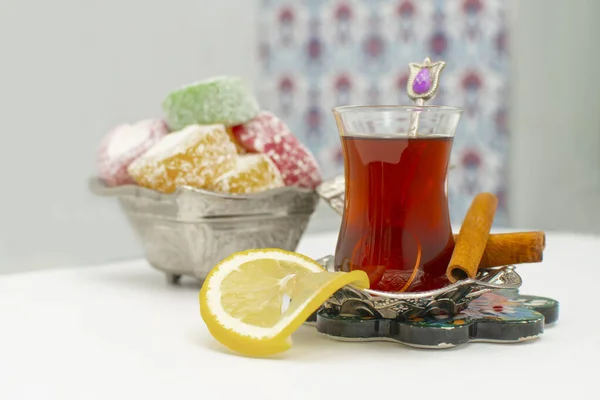 金属製のボウルにトルコ式の喜びに近い伝統的なガラスのトルコ茶 — ストック写真