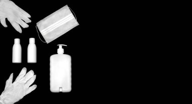 Corona virüsü Covid-19 koruma kitinin üst görüntüsü siyah arkaplanda izole edilmiş ve metin için kopyalama alanı var. Maske, lastik eldiven, el dezenfektanı şişeleri, antiseptik jel. Mesafeyi koru, konsepti koru..