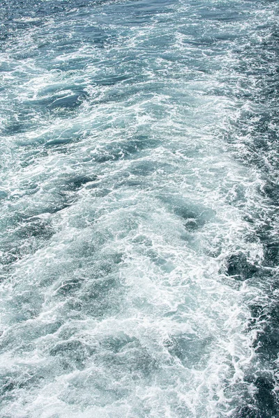 海水的蓝色泡沫表面 蓝绿色海水的背景纹理以及博斯普鲁斯海和马尔马拉海的波浪 — 图库照片