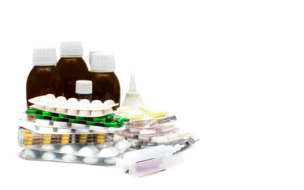 Gruppe Von Pillen Und Sirup Medizin Isoliert Auf Weißem Hintergrund — Stockfoto