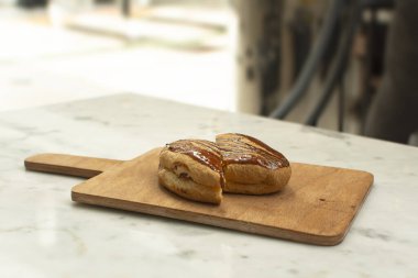 Türk hamur işi ürünü - pogaca. Masadaki lezzetli, lezzetli, taze pogaca peynirli (Türkçe: peynirli pogaca). Geleneksel Türkçe kahvaltı (Türkçe: Türk kahvaltı)).