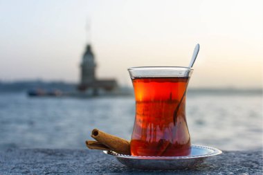 Arka planda Maiden 's Tower' ın (Kiz kulesi) muhteşem manzarası ve önde geleneksel Türk çayı. İstanbul eğlenceleri.