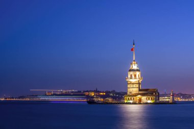 Gece vakti Maiden 's Tower' ın (nam-ı diğer Kiz kulesi) muhteşem görüntüsü. İstanbul 'un başlıca eğlenceleri. 