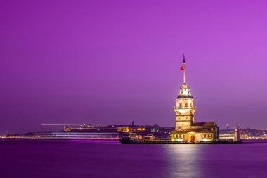 Gece vakti Maiden 's Tower' ın (nam-ı diğer Kiz kulesi) muhteşem görüntüsü. İstanbul 'un başlıca eğlenceleri. 