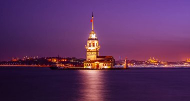 Gece vakti Maiden 's Tower' ın (nam-ı diğer Kiz kulesi) muhteşem görüntüsü. İstanbul 'un başlıca eğlenceleri. 