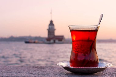 Arka planda Maiden 's Tower' ın (Kiz kulesi) muhteşem manzarası ve önde geleneksel Türk çayı. İstanbul eğlenceleri.