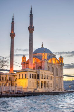 Güzel İstanbul manzarası. Boğaz köprüsü yakınlarında gün doğumu (diğer adıyla: 15 Temmuz Şehitler Köprüsü. Türkçe: 15 Temmuz Sehitler Koprusu). Ortakoy, Türkiye 'deki Sultan Abdulmecid Büyük İmparatorluk Camii yakınlarındaki fırtına