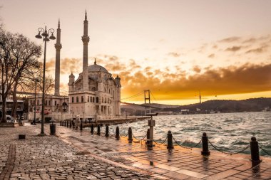 Güzel İstanbul manzarası. Boğaz köprüsü yakınlarında gün doğumu (diğer adıyla: 15 Temmuz Şehitler Köprüsü. Türkçe: 15 Temmuz Sehitler Koprusu). Ortakoy, Türkiye 'deki Sultan Abdulmecid Büyük İmparatorluk Camii yakınlarındaki fırtına